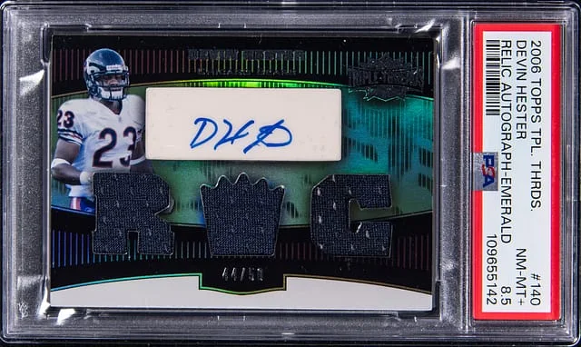 2006 Topps Triple Threads Devin Hester Relic Autograph Emerald #140 card image