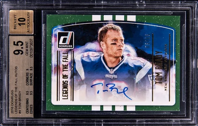 2016 Panini Donruss Tom Brady Legends of The Fall Autographs #4 card image