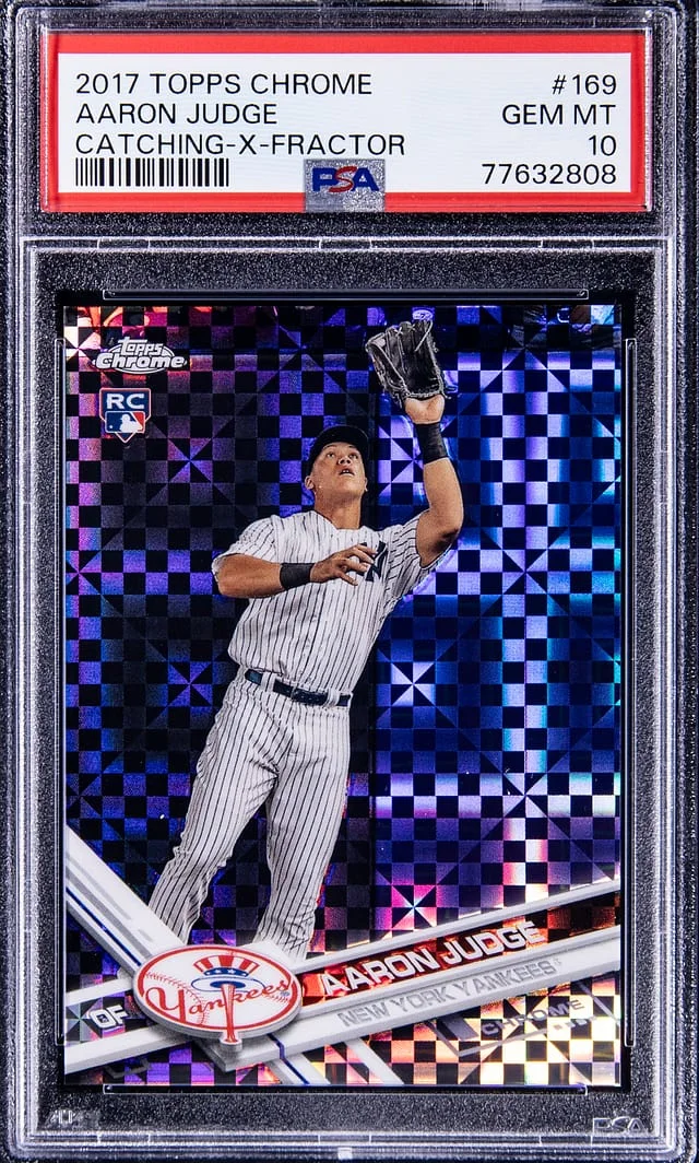 2017 Topps Chrome Aaron Judge, Catching Gold Refractor #169 card image