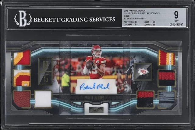 2018 Panini Patrick Mahomes II Playbook Vault Tri Fold Jersey Autographs Gold #VTA-PM card image