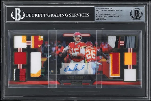 2019 Panini Patrick Mahomes II Playbook Vault Tri-Fold Jersey Autographs Gold #11 card image