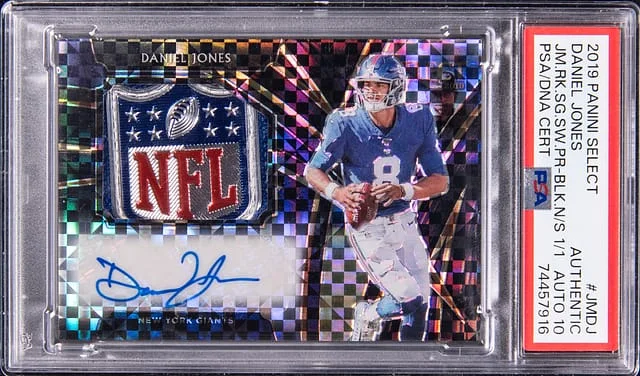 2019 Panini Select Daniel Jones Jumbo Signature Swatch Black Prizm #JM-DJ card image