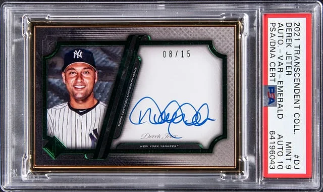 2021 Topps Derek Jeter Transcendent Collection Autograph Variation Emerald #TCAV-DJ card image