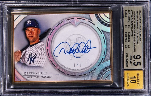 2022 Topps Derek Jeter Transcendent Collection Variation Autographs Platinum #TCVA-DJ card image