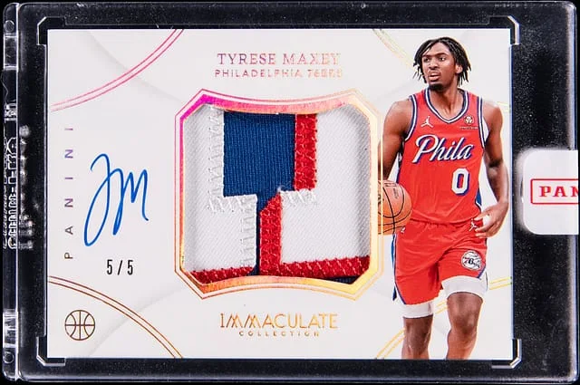 2023-24 Panini Immaculate Collection Tyrese Maxey Retro Premium Patch Autographs Gold #RPP-MAX card image