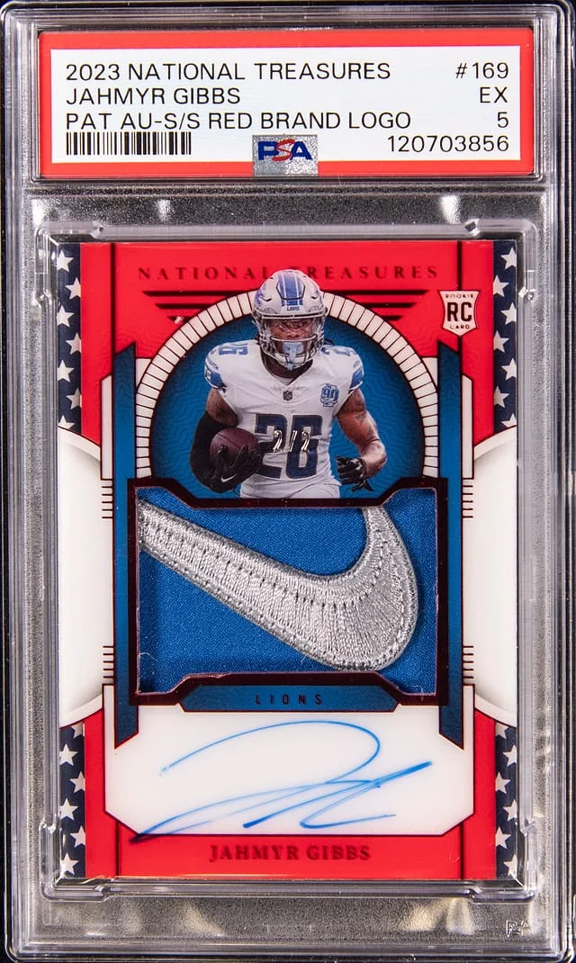 2023 Panini National Treasures Jahmyr Gibbs Patch Autograph Stars & Stripes Red Brand Logo #169 card image