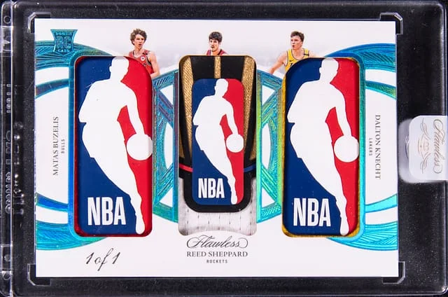 2024-25 Panini Flawless Matas Buzelis/Reed Sheppard/Dalton Knecht Patch - Panini Encased Triple Logoman #TLO-MRD card image
