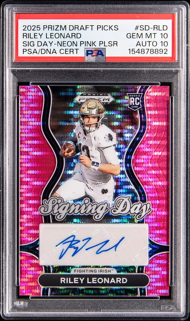 2025 Panini Prizm Riley Leonard Signature Day Neon Pink Pulsar #SD-RLD card image