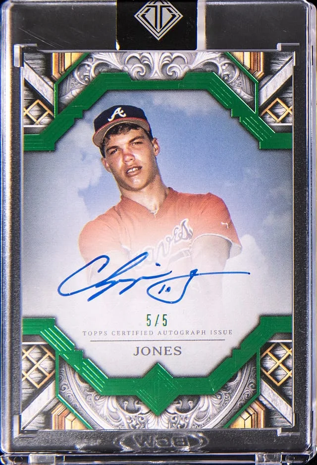 2025 Topps Chipper Jones Transcendent Gold Frame Autograph Emerald #TAC-CJO card image